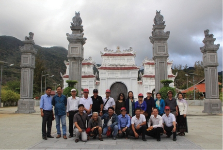 Đoàn Hội Nhà văn Cần Thơ trước đền thờ Nghĩa trang Hàng Dương. Ảnh: NGUYÊN SƠN