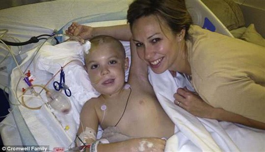 Bé Hudson và mẹ trong bệnh viện sau cơn tai biến - ảnh do gia đình cung cấp