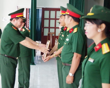 Nhiều cá nhân, tập thể trong lực lượng vũ trang tỉnh được tuyên dương thành tích trong việc học tập và làm theo tư tưởng, đạo đức, phong cách Hồ Chí Minh. Ảnh: TRƯỜNG CHINH