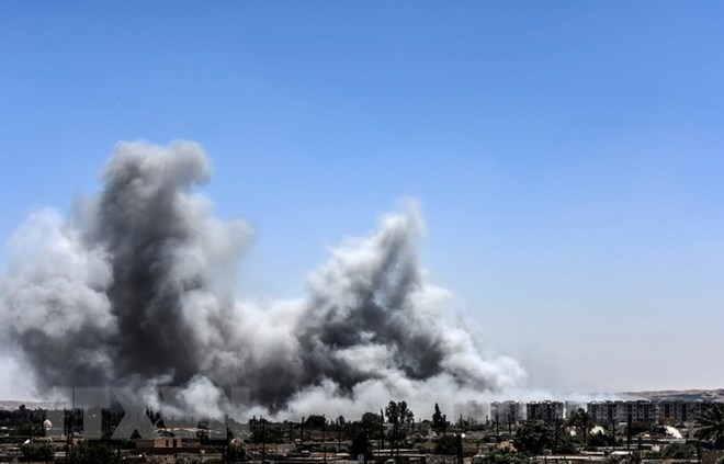 Khói bốc lên sau một cuộc không kích ở Syria. (Nguồn: AFP/TTXVN)