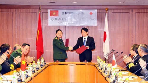 Bộ trưởng Quốc phòng Ngô Xuân Lịch (trái) và người đồng cấp Nhật Bản Onodera Itsunori tại cuộc hội đàm ngày 10/4 ở thủ đô Tokyo - Ảnh: Quân đội Nhân dân