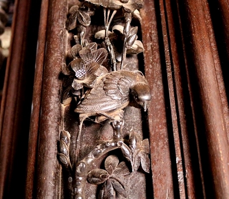 Hình ảnh chim đậu trên cành hoa được chạm khắc công phu.