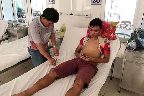 Tay đua người Vĩnh Long- Nguyễn Minh Luận tại Bệnh viện đa khoa Bình Định. Ảnh: HOÀNG HÙNG