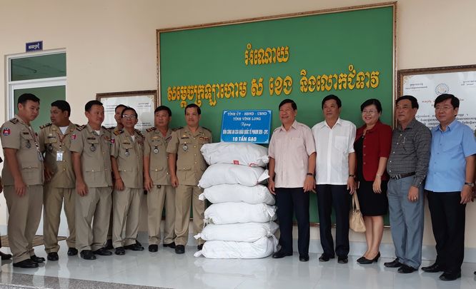 Đoàn đến thăm, chúc tết, tặng 10 tấn gạo và nhiều phần quà cho Đồn Công an cửa khẩu quốc tế Phnom Den ở tỉnh Tà Keo
