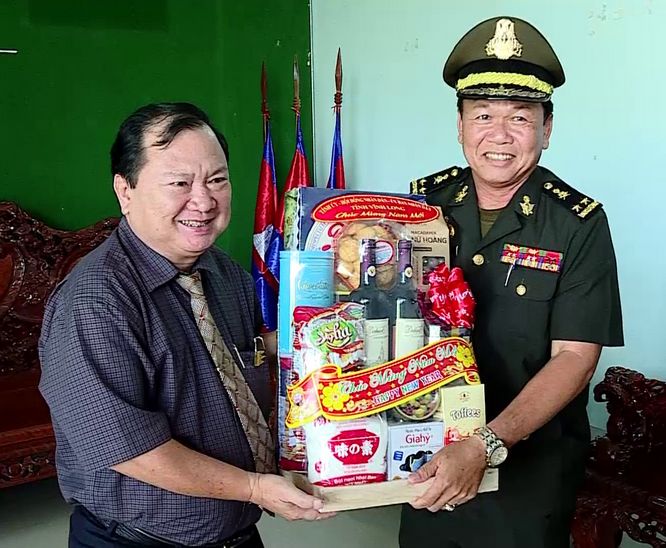 Đoàn thăm, chúc tết, tặng quà chính quyền tỉnh Kampong Speu, Sở Chỉ huy Quân cảnh, Công an tỉnh Kampong Speu; thăm chúc tết Bộ Chỉ huy Quân sự tỉnh, Bộ Tư lệnh Quân khu 3