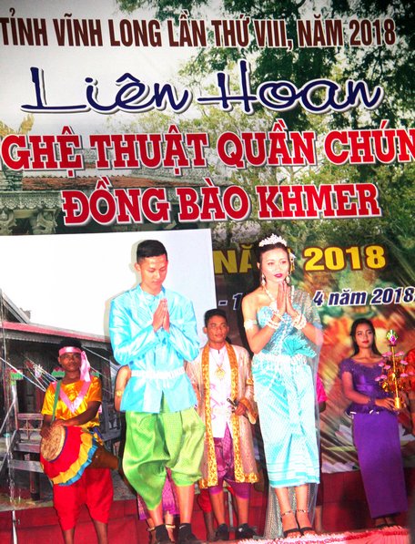 Giới thiệu trang phục cưới truyền thống dân tộc Khmer của đoàn Trà Ôn