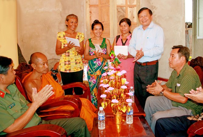 Đoàn lãnh đạo Tỉnh ủy- HĐND- UBND- UBMTTQ Việt Nam tỉnh Vĩnh Long, thăm chúc tết chùa Cần Thay và tặng quà các gia đình chính sách.