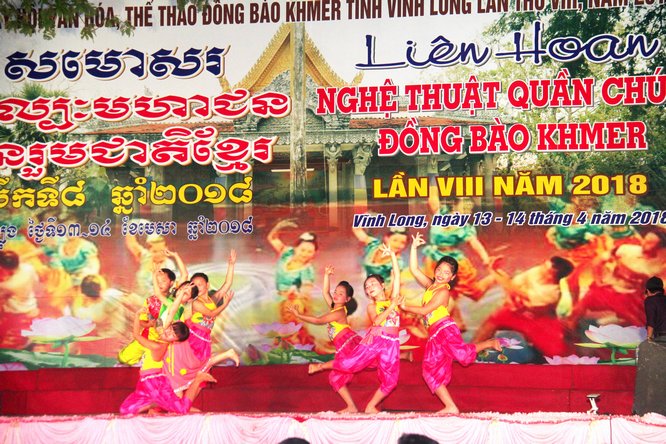 Các em thiếu nhi biểu diễn mở màn tiết mục múa dân gian Khmer.