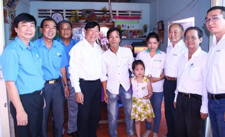  Bí thư Tỉnh ủy- Trần Văn Rón (thứ 4 từ trái sang) thăm và chúc Tết Chol Chnam Thmay gia đình chị Thạch Thị Chách Tra