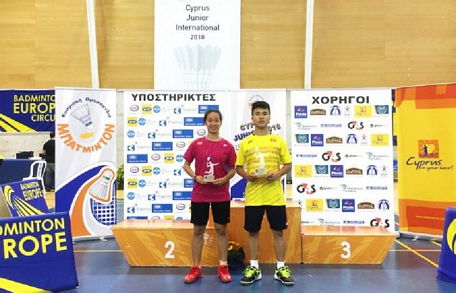 Hải Đăng (phải) và Anh Thư thi đấu thành công tại Giải Cầu lông trẻ quốc tế Cyprus 2018.