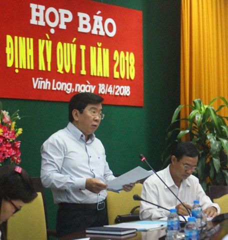 Ông Đặng Văn Lượng- Chánh Văn phòng UBND tỉnh, người phát ngôn của UBND tỉnh-  phát biểu tại buổi họp báo.