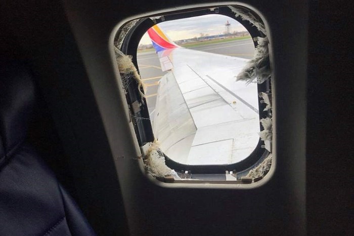 Mảnh vỡ từ động cơ phát nổ đã làm vỡ cửa sổ mạn trái, gây giảm áp suất nghiêm trọng trong khoang máy bay và làm 2 hành khách lần lượt bị hút qua ô cửa sổ. Ảnh: Martinez.