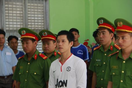Bị cáo Nguyễn Hoàng Phương (áo thun trắng) tại phiên tòa sơ thẩm ngày 17/4/2018.
