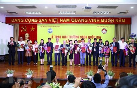 Lễ trao Giải thưởng Sách Quốc gia lần thứ nhất diễn ra sáng 19/4 tại Hà Nội. (Ảnh: TTXVN)