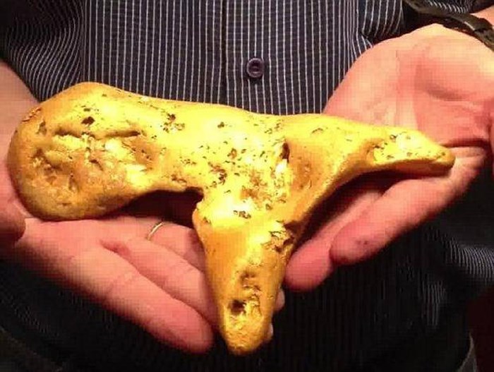 Một người săn tìm nghiệp dư ở Australia đã phát hiện cục vàng hình chữ Y nặng 5,5 kg gần thị trấn Ballarat, bang Victoria.