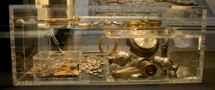 Vào năm 1992, một người nông dân có tên Peter Whatling phát hiện nhiều đồng xu, thìa và trang sức bằng vàng, bạc tại Hoxne, Anh trong lúc cùng bạn tìm kiếm cây búa bị mất trên cánh đồng.
