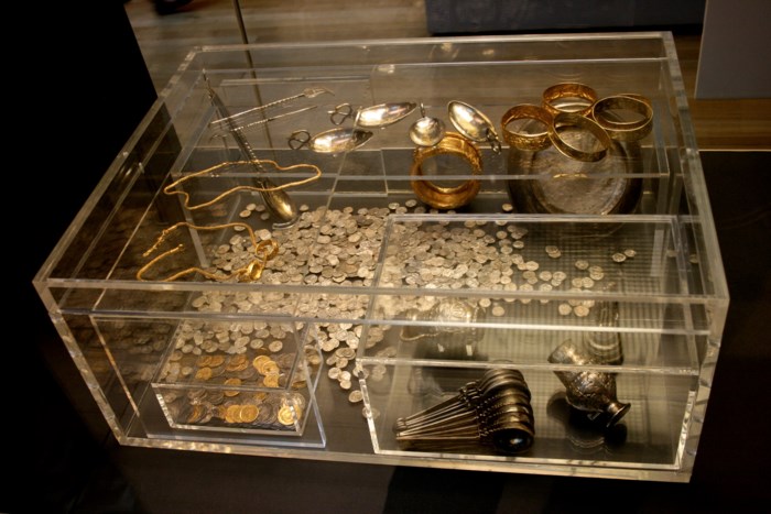 Sau khi được các chuyên gia kiểm tra, những cổ vật trên được xác định có niên đại vào thời Đế chế La Mã. Tổng trị giá kho báu mà ông Whatling phát hiện được lên đến hơn 2,2 triệu USD.