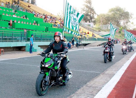  Đội mô tô mang thêm sức thu hút cho sân Cần Thơ. Đây là điều đặc biệt nhất sân chơi V.League 2018.