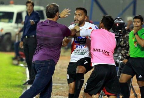 Cầu thủ Thiago Santos lao vào hành hung HLV trưởng