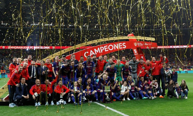Các cầu thủ Barca ăn mừng chức vô địch. Ảnh: REUTERS