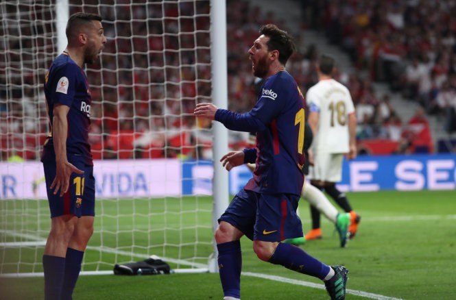Messi ăn mừng bàn thắng với Alba. Ảnh: REUTERS