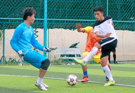 Pha ghi bàn của tiền đạo NPP Thuận Trí Vĩnh Long trong trận chung kết trước Yến sào Thiên Việt.