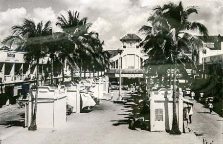 Chợ Hàng Dừa (ảnh chụp năm 1955, chụp lại) và chợ Cần Thơ nay. Ảnh: ĐĂNG HUỲNH