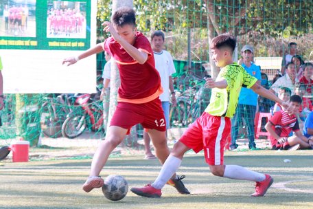 Pha tranh bóng trong trận chung kết giữa Trường THCS Nguyễn Trãi (áo đỏ) và đội Lê Quý Đôn.