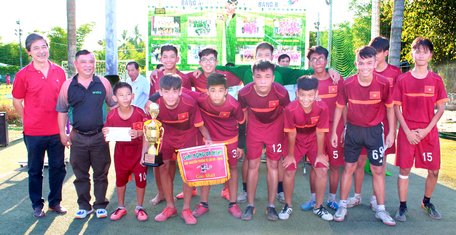 Đội Trường THCS Nguyễn Trường Tộ giành chức vô địch mùa giải 2018.