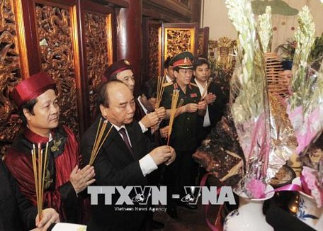 Thủ tướng Nguyễn Xuân Phúc và các đại biểu dâng hương tại Đền Thượng. Ảnh: Lâm Khánh/TTXVN