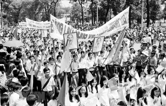Nhân dân Sài Gòn diễu hành mừng thành phố được giải phóng (ngày 15/5/1975) (Ảnh: Tư liệu TTXVN)