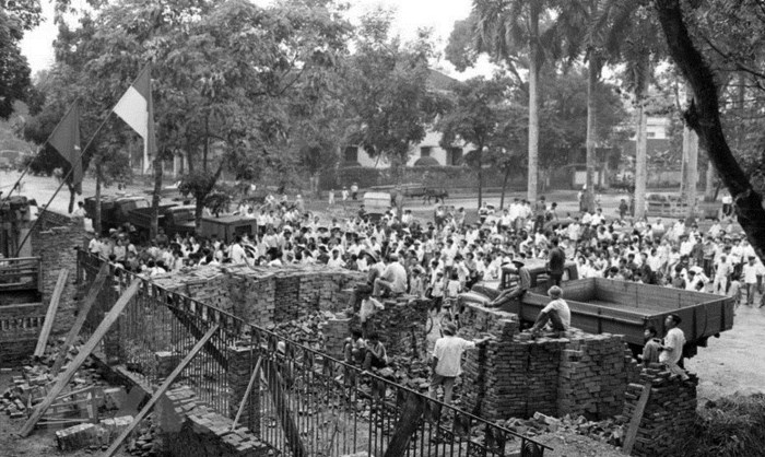 Nhân dân Thủ đô tập trung tại cổng TTXVN, số 5 Lý Thường Kiệt chờ đón tin chiến thắng từ Sài Gòn, ngày 30/4/1975. (Ảnh: Tư liệu TTXVN)