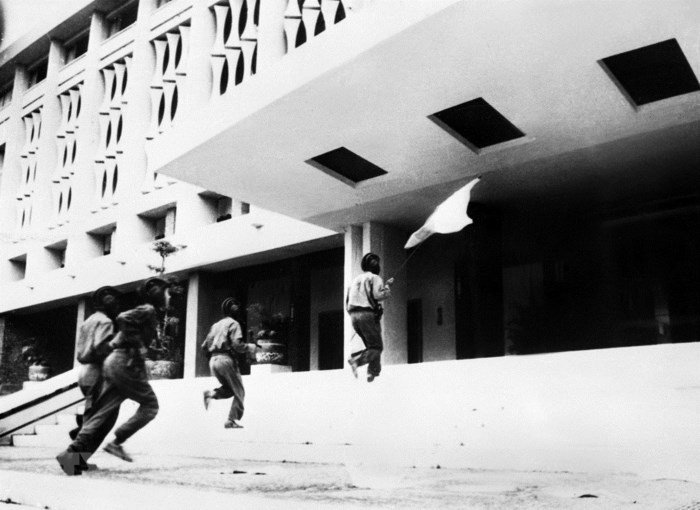 Bốn chiến sỹ đoàn Hương Giang tiến vào cắm cờ trên nóc phủ tống thống ngụy quyền Sài Gòn ngày 30/4/1975. (Ảnh: Vũ Tạo/TTXVN)