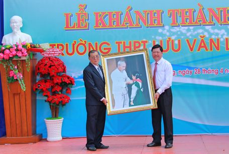 Ủy viên BCH Trung ương Đảng, Bí thư Tỉnh ủy- Trần Văn Rón trao quà lưu niệm cho lãnh đạo nhà trường.
