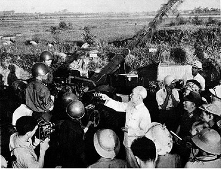 Hồ Chủ Tịch thăm các chiến sĩ đoàn Cao xạ Tam Đảo, ngày 25.9.1966. (Ảnh Tư liệu)