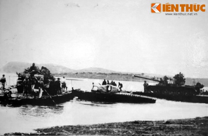 Lữ đoàn Công binh 299 thuộc Quân đoàn 1 dùng phà đưa xe tăng vượt sông tham gia Chiến dịch Hồ Chí Minh ngày 2/4/1975. (Hình ảnh trong bài được chụp lại tại bảo tàng Chiến dịch Hồ Chí Minh).