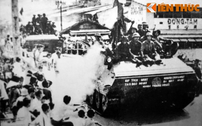 Đội hình Quân đoàn tiến công cổng số 2 Bộ Tổng tham mưu chính quyền Sài Gòn ngày 30/4/1975.