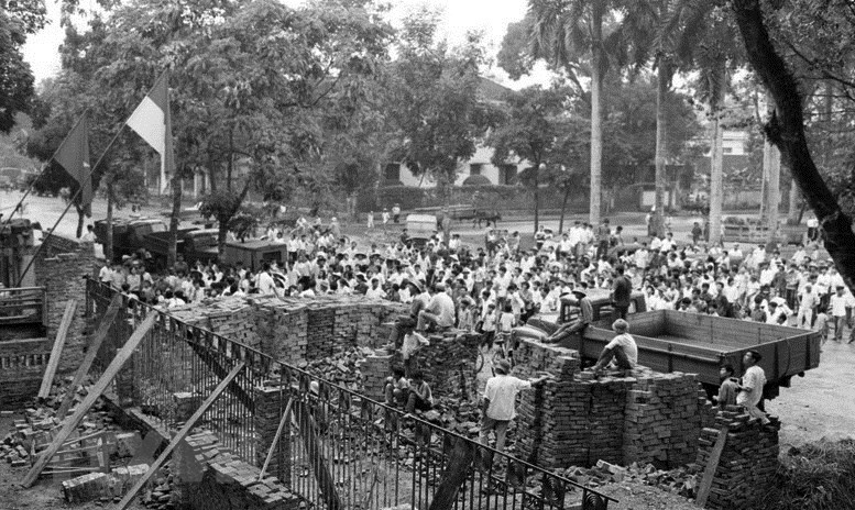 Nhân dân Thủ đô tập trung tại cổng TTXVN, số 5 Lý Thường Kiệt chờ đón tin chiến thắng từ Sài Gòn, ngày 30/4/1975. (Ảnh: Tư liệu TTXVN)