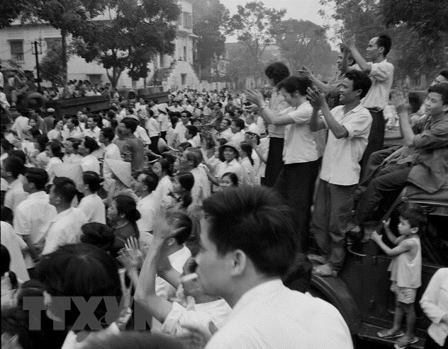 Cán bộ, phóng viên TTXVN cùng nhân dân Thủ đô vui mừng đón tin chiến thắng tại trụ sở số 5 Lý Thường Kiệt, Hà Nội, ngày 30/4/1975. (Ảnh: Tư liệu TTXVN)