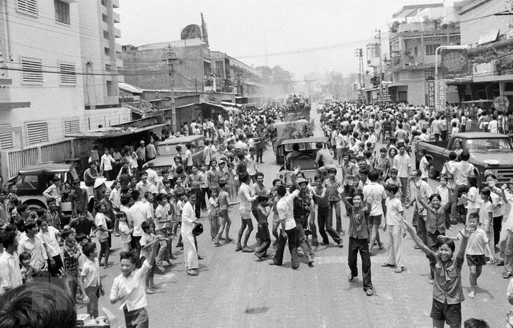 Nhân dân Thủ đô vui mừng đón tin chiến thắng ngày 30/4/1975. (Ảnh: Tư liệu TTXVN)