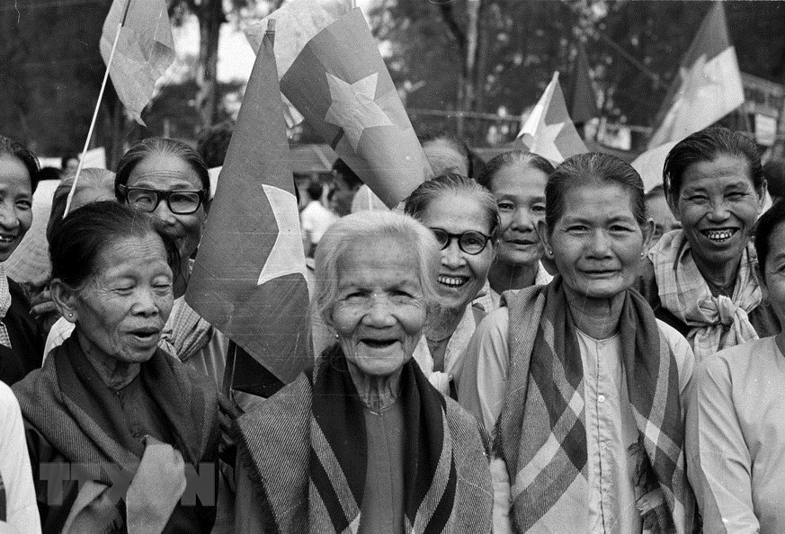 Các bà mẹ có công với cách mạng, đại diện cho đội quân tóc dài trong ngày giải phóng. (Ảnh: Tư liệu TTXVN)