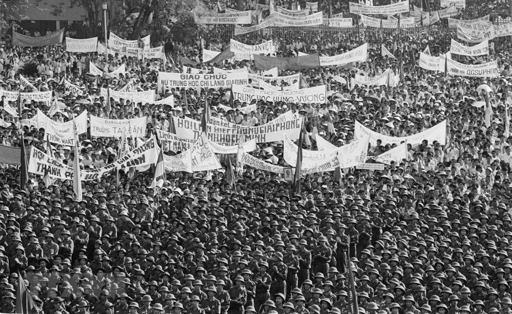 Nhân dân Sài Gòn míttinh chào mừng Ủy ban quân quản thành phố ra mắt ngày 7/5/1975. (Ảnh: Minh Lộc/TTXVN)