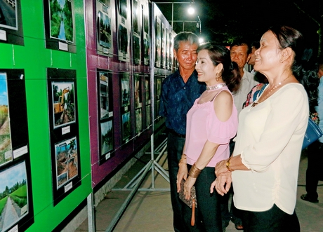 Nhân dân xem các tác phẩm ảnh được triển lãm.
