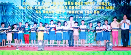 Trao 25 suất học bổng cho học sinh nghèo hiếu học của xã Xuân Hiệp do Công ty TNHH 1TV XSKT Cần Thơ trao tặng