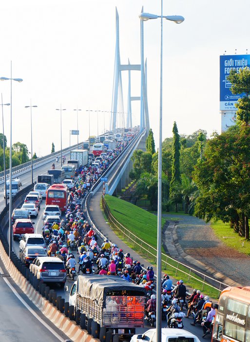 Nhiều xe phải nhích từng chút một để qua cầu Mỹ Thuận.