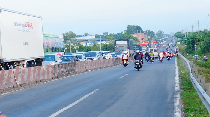 Đến khoảng 18 giờ, các phương tiện vẫn còn nối đuôi nhau trên 3km, từ vòng xoay Trường An (TP Vĩnh Long) đến vòng xoay Lộc Hòa (Long Hồ).