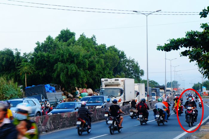 Cũng trên tuyến đường tránh TP Vĩnh Long, nhiều phương tiện chạy ngược chiều với tốc độ cao, gây nguy hiểm cho người tham gia giao thông.