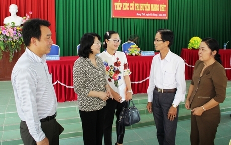 Phó Chủ tịch nước- Đặng Thị Ngọc Thịnh (thứ 2, bên trái) và đại biểu cùng trao đổi.