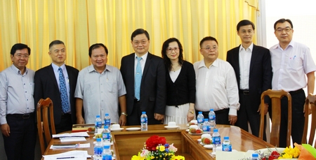 Chủ tịch UBND tỉnh- Nguyễn Văn Quang (thứ 3 bên trái) và đoàn công tác của Văn phòng Kinh tế Văn hóa Đài Bắc tại TP Hồ Chí Minh chụp ảnh lưu niệm.