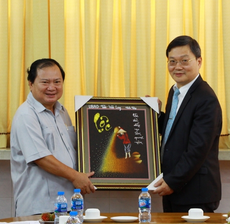 Chủ tịch UBND tỉnh- Nguyễn Văn Quang (bên trái) tặng quà cho Chủ nhiệm Văn phòng Kinh tế Văn hóa Đài Bắc tại TP Hồ Chí Minh- Liang Kuang Chung.